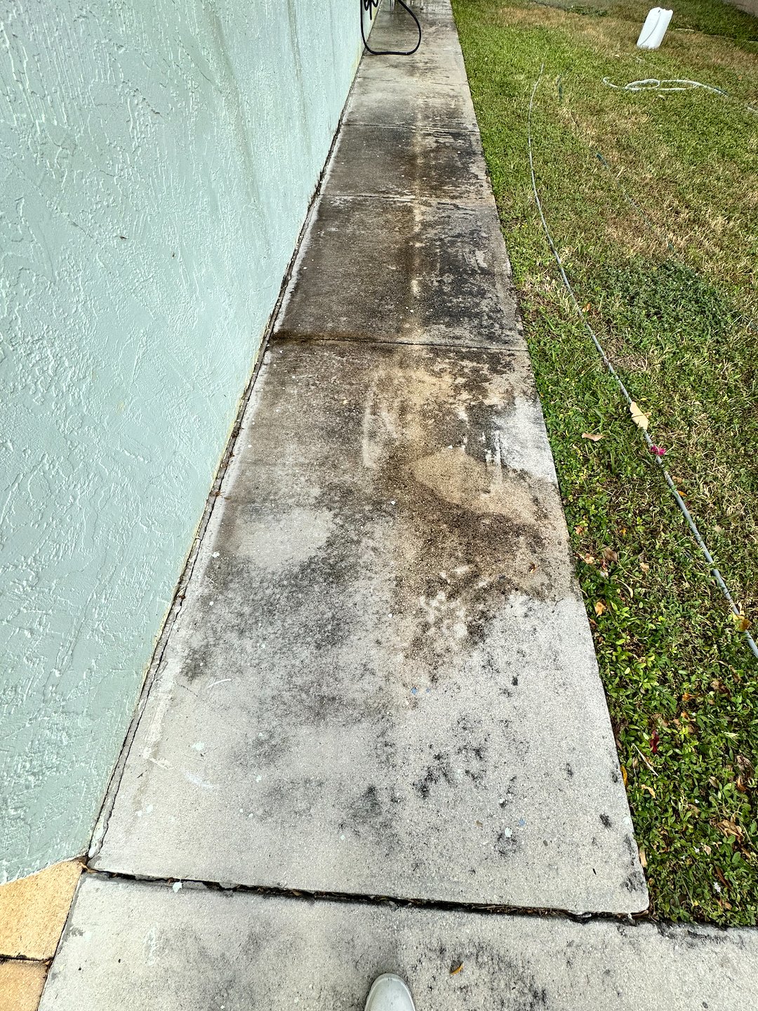Sidewalk and driveway pressure cleaning in West Palm Beach FL 33406